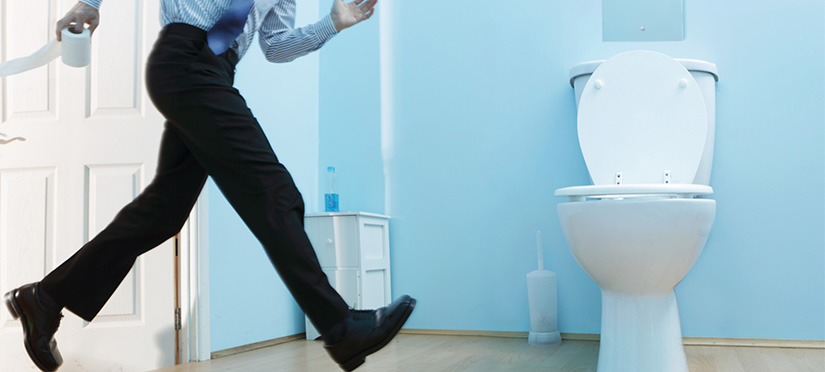 Femme âgée dans un cadre de vie quotidien lié au confort urinaire